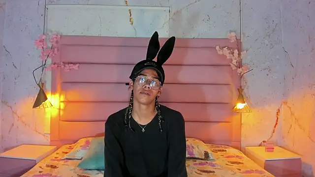 Snapshot of Maxim-Walker chatting on October 28, 3:09 am Maxim-Walker online show from October 28, 3:09 am