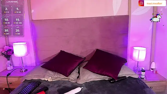 Snapshot of Maxim-Walker chatting on October 18, 7:35 am Maxim-Walker online show from October 18, 7:35 am