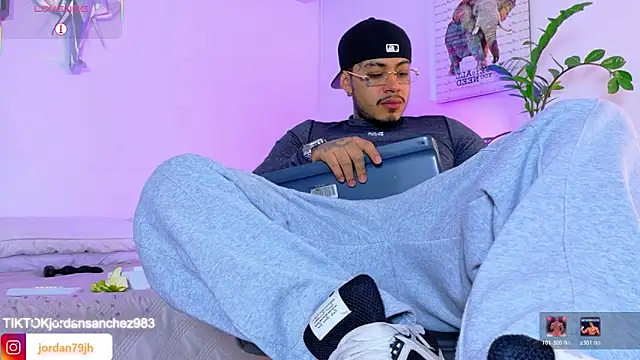 JordanSmiith  online show from May 9, 10:22 pm