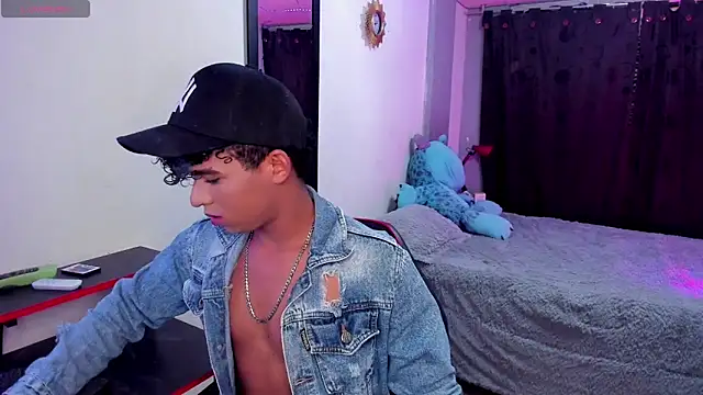 Snapshot of Noah_Smith04 chatting on October 8, 2:10 pm Noah Smith04 online show from October 8, 2:10 pm