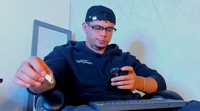 Snapshot of NoahhBrown chatting on February 12, 3:18 am NoahhBrown online show from February 12, 3:18 am