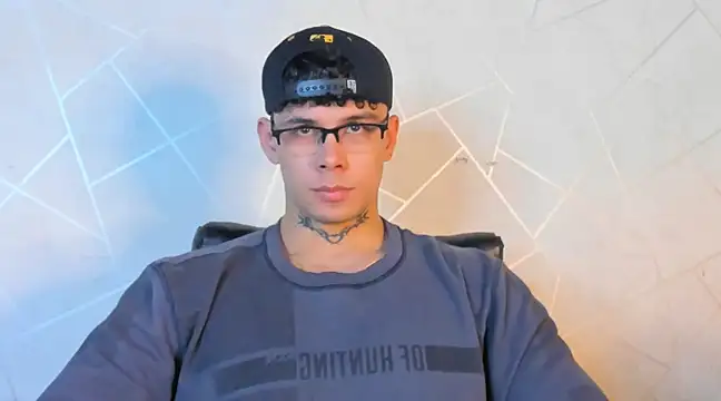 Snapshot of NoahhBrown chatting on December 4, 3:04 am NoahhBrown online show from December 4, 3:04 am