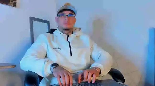 Snapshot of NoahhBrown chatting on February 23, 3:29 am NoahhBrown online show from February 23, 3:29 am