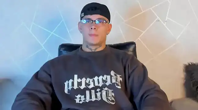 Snapshot of NoahhBrown chatting on December 29, 3:44 am NoahhBrown online show from December 29, 3:44 am