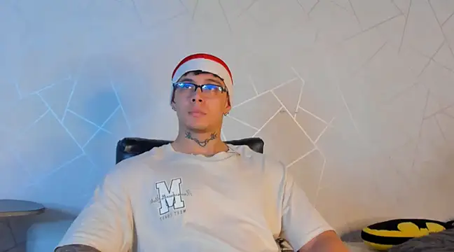 Snapshot of NoahhBrown chatting on December 3, 3:18 am NoahhBrown online show from December 3, 3:18 am