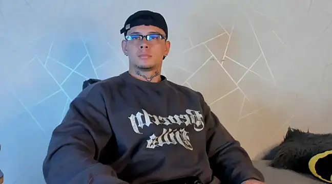 Snapshot of NoahhBrown chatting on January 16, 3:02 am NoahhBrown online show from January 16, 3:02 am