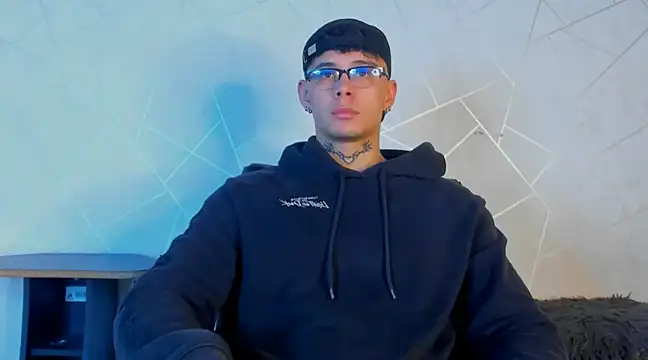 Snapshot of NoahhBrown chatting on December 8, 4:35 am NoahhBrown online show from December 8, 4:35 am