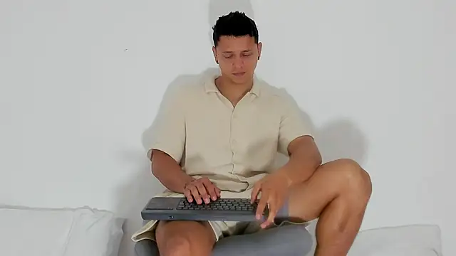 MITCHELL BURNS online show from January 4, 3:07 am