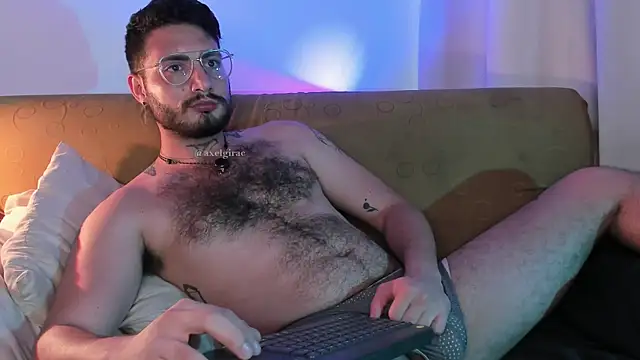 axel giracr online show from June 19, 8:13 pm