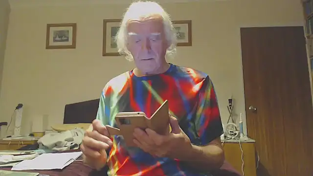 Snapshot of WaverlyKernow chatting on February 4, 10:21 am WaverlyKernow online show from February 4, 10:21 am