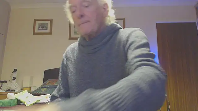 Snapshot of WaverlyKernow chatting on December 4, 3:21 pm WaverlyKernow online show from December 4, 3:21 pm