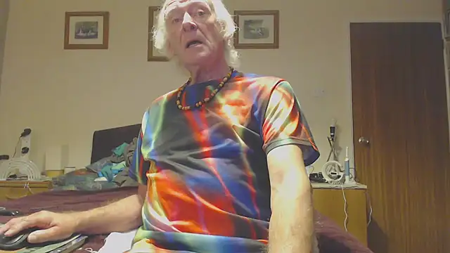 Snapshot of WaverlyKernow chatting on December 23, 8:22 am WaverlyKernow online show from December 23, 8:22 am