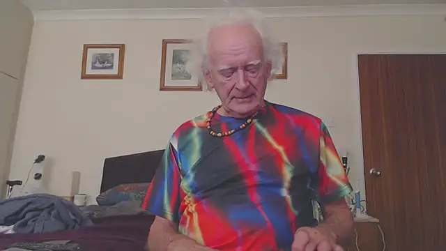 Snapshot of WaverlyKernow chatting on December 16, 11:44 am WaverlyKernow online show from December 16, 11:44 am