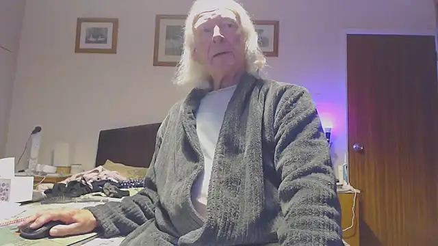 Snapshot of WaverlyKernow chatting on September 10, 7:23 pm WaverlyKernow online show from September 10, 7:23 pm