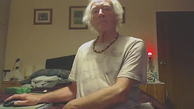 Snapshot of WaverlyKernow chatting on December 21, 9:12 am WaverlyKernow online show from December 21, 9:12 am