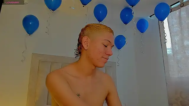 Snapshot of JulianRose_1 chatting on October 16, 7:22 pm JulianRose 1 online show from October 16, 7:22 pm