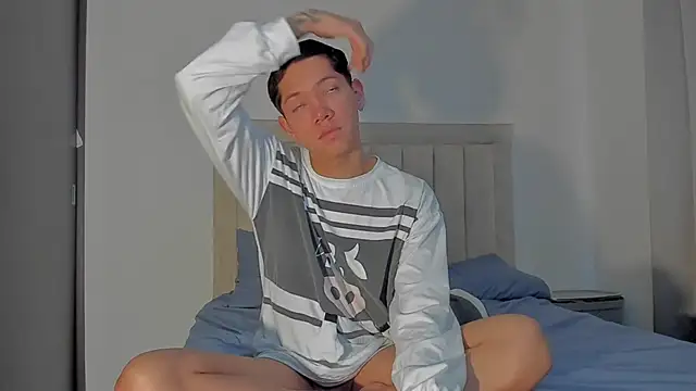 JulianRose 1 online show from June 15, 12:52 pm