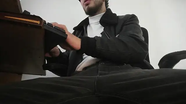 Snapshot of s_sven03 chatting on October 17, 2:26 am s sven03 online show from October 17, 2:26 am