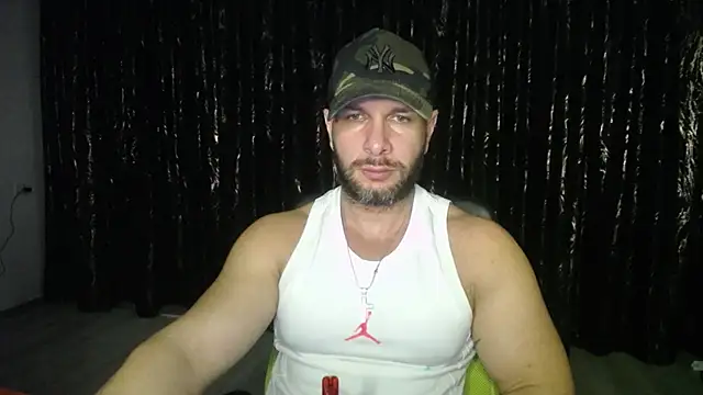 Snapshot of HotterLrgDom chatting on January 30, 1:33 am HotterLrgDom online show from January 30, 1:33 am