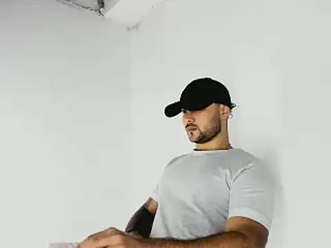 Snapshot of Sebas-hott chatting on October 31, 12:01 am Sebas-hott online show from October 31, 12:01 am