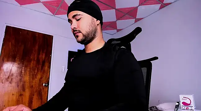 Snapshot of Sebas-hott chatting on February 2, 3:32 am Sebas-hott online show from February 2, 3:32 am