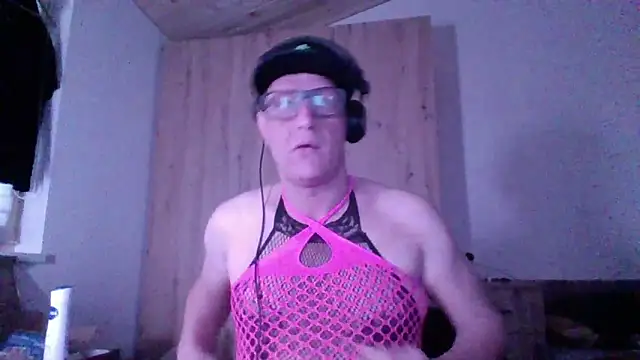 Snapshot of Bigthroaterboy chatting on October 12, 1:38 pm Bigthroaterboy online show from October 12, 1:38 pm