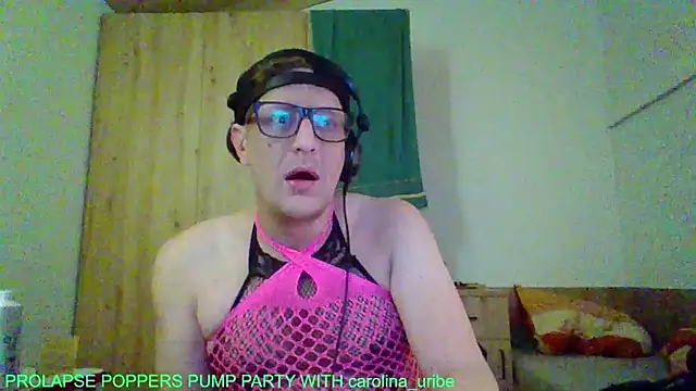 Snapshot of Bigthroaterboy chatting on September 30, 9:18 pm Bigthroaterboy online show from September 30, 9:18 pm