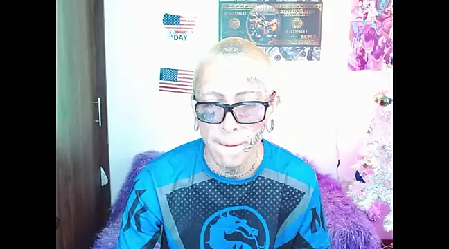 Snapshot of deivid_estrada chatting on December 16, 3:00 pm deivid estrada online show from December 16, 3:00 pm