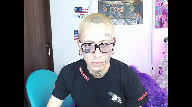 Snapshot of deivid_estrada chatting on December 18, 3:00 pm deivid estrada online show from December 18, 3:00 pm