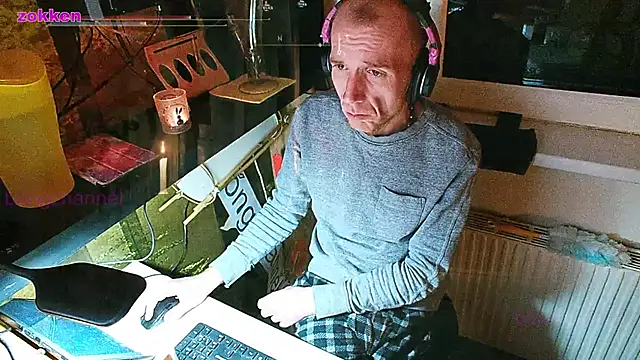 Snapshot of BongChannel chatting on January 12, 1:42 am BongChannel online show from January 12, 1:42 am