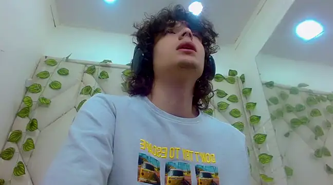 Snapshot of Sr_BonnyEthan chatting on February 15, 2:00 pm Sr BonnyEthan online show from February 15, 2:00 pm