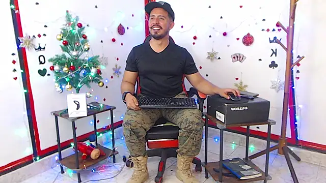 Snapshot of KalethBigDick chatting on December 15, 5:02 am KalethBigDick online show from December 15, 5:02 am