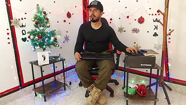Snapshot of KalethBigDick chatting on December 7, 3:30 pm KalethBigDick online show from December 7, 3:30 pm