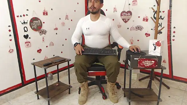 Snapshot of KalethBigDick chatting on February 27, 11:41 am KalethBigDick online show from February 27, 11:41 am