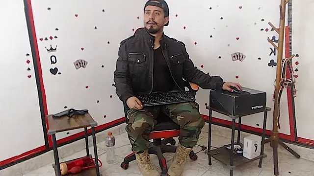 Snapshot of KalethBigDick chatting on October 6, 5:56 am KalethBigDick online show from October 6, 5:56 am