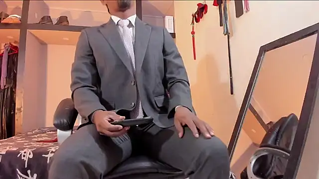 AlejoKhalifa  online show from April 29, 9:47 am