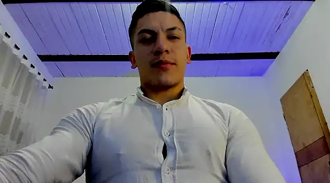 Snapshot of aquiles_51 chatting on February 14, 11:43 pm aquiles 51 online show from February 14, 11:43 pm