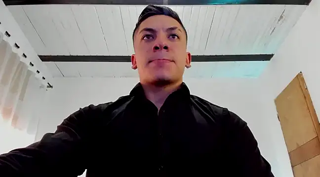 Snapshot of aquiles_51 chatting on February 4, 10:45 pm aquiles 51 online show from February 4, 10:45 pm