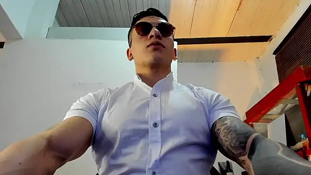 Snapshot of aquiles_51 chatting on September 9, 9:46 pm aquiles 51 online show from September 9, 9:46 pm