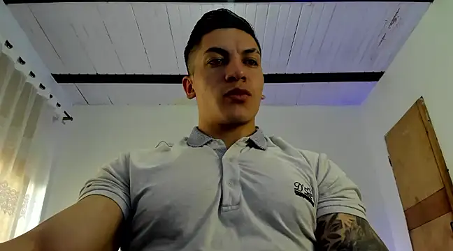 Snapshot of aquiles_51 chatting on February 24, 10:03 pm aquiles 51 online show from February 24, 10:03 pm