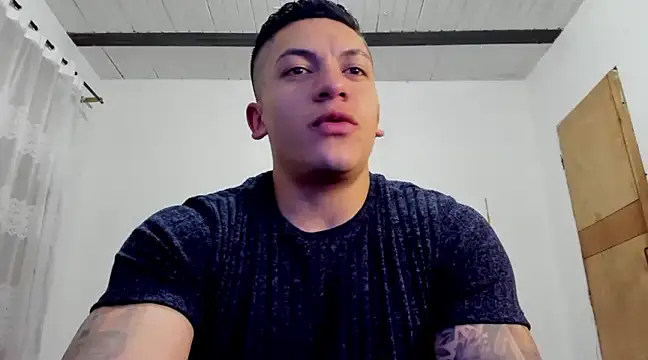 Snapshot of aquiles_51 chatting on December 15, 11:20 pm aquiles 51 online show from December 15, 11:20 pm