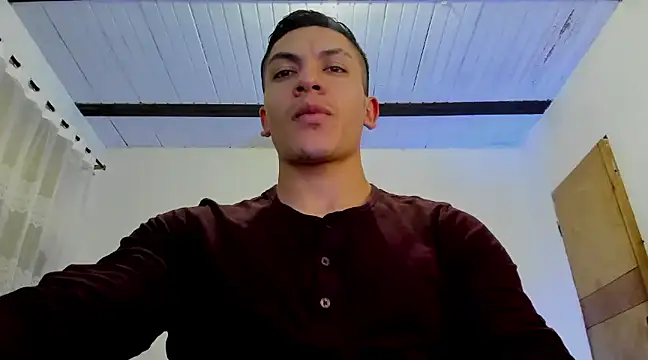 Snapshot of aquiles_51 chatting on February 16, 12:43 am aquiles 51 online show from February 16, 12:43 am