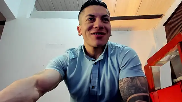 Snapshot of aquiles_51 chatting on October 15, 8:38 pm aquiles 51 online show from October 15, 8:38 pm