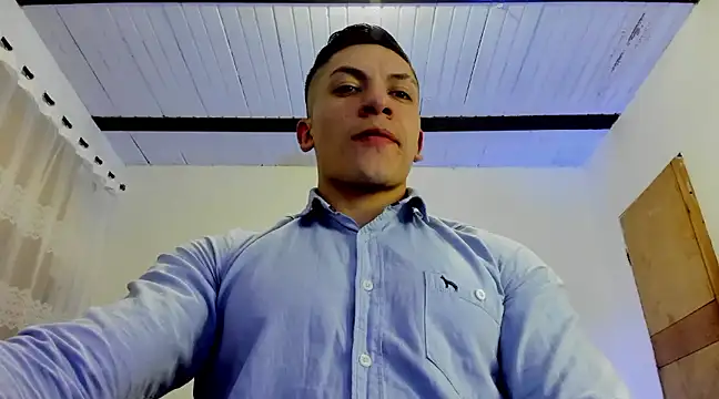 Snapshot of aquiles_51 chatting on February 12, 12:05 am aquiles 51 online show from February 12, 12:05 am