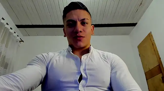 Snapshot of aquiles_51 chatting on January 3, 11:12 pm aquiles 51 online show from January 3, 11:12 pm