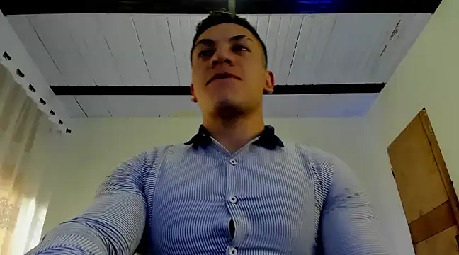Snapshot of aquiles_51 chatting on February 5, 9:50 pm aquiles 51 online show from February 5, 9:50 pm