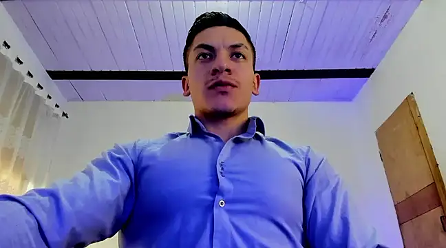 Snapshot of aquiles_51 chatting on March 10, 10:45 pm aquiles 51 online show from March 10, 10:45 pm