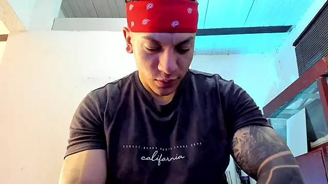 Snapshot of aquiles_51 chatting on September 21, 9:15 pm aquiles 51 online show from September 21, 9:15 pm