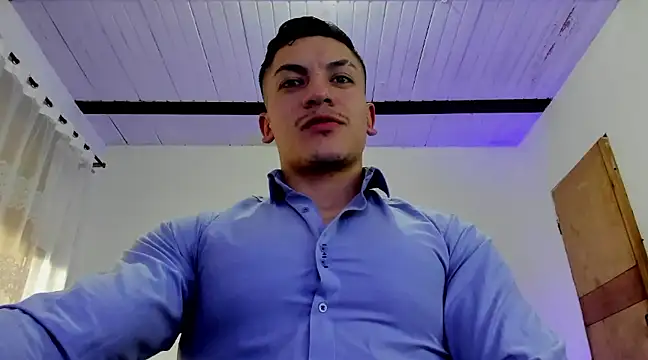 Snapshot of aquiles_51 chatting on February 21, 10:59 pm aquiles 51 online show from February 21, 10:59 pm