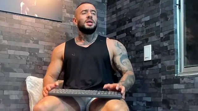 BruceDallas online show from May 3, 1:41 am